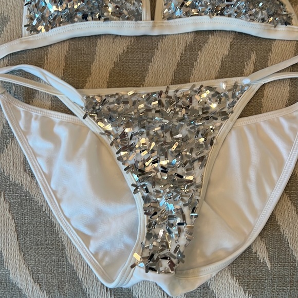 Bikini - Picture 3 of 10